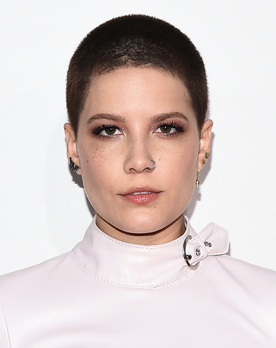 halsey-ama-red-carpet-beauty-2016-ftr.th
